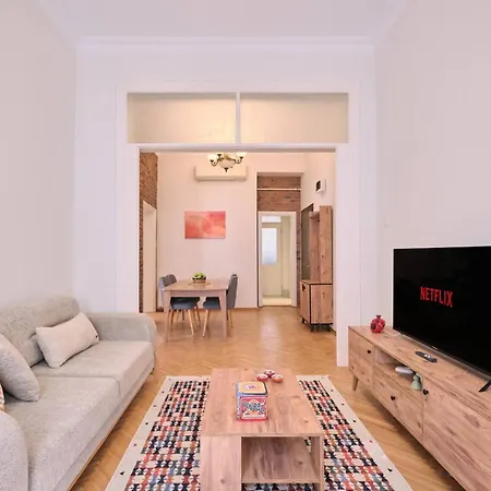 Historical Building At The Iconic Tram Street, 3br İstanbul