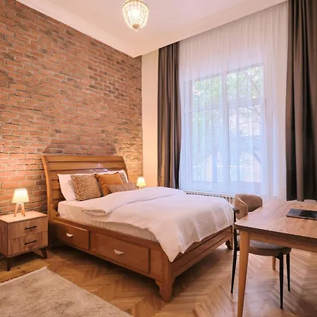 Historical Building At The Iconic Tram Street, 3br Daire İstanbul