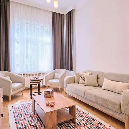 Daire Historical Building At The Iconic Tram Street, 3br