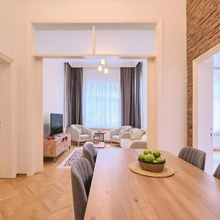 Historical Building At The Iconic Tram Street, 3br