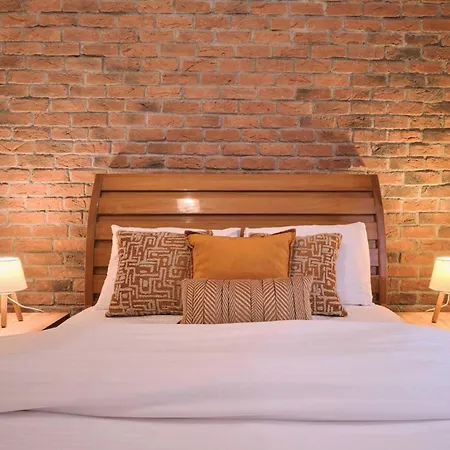 Historical Building At The Iconic Tram Street, 3br Daire *