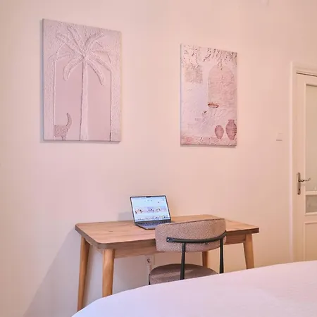Historical Building At The Iconic Tram Street, 3br * İstanbul