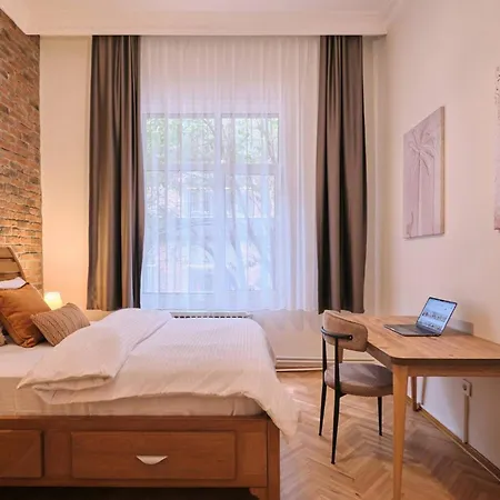 Historical Building At The Iconic Tram Street, 3br *