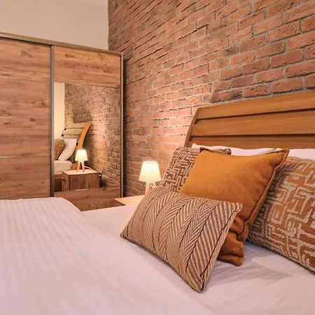 Daire Historical Building At The Iconic Tram Street, 3br