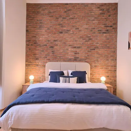 Daire Historical Building At The Iconic Tram Street, 3br