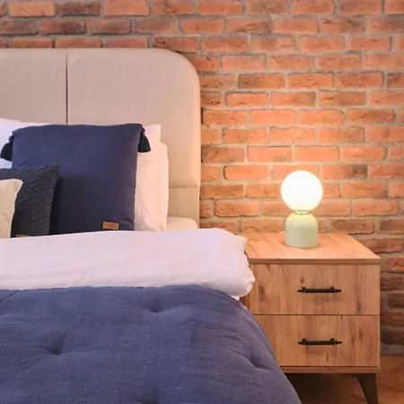 Historical Building At The Iconic Tram Street, 3br Daire
