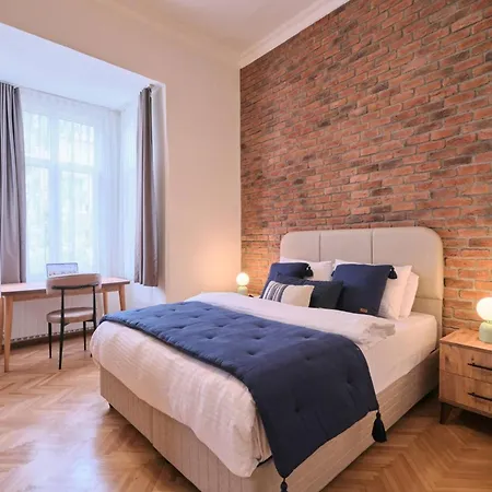 Historical Building At The Iconic Tram Street, 3br Daire *
