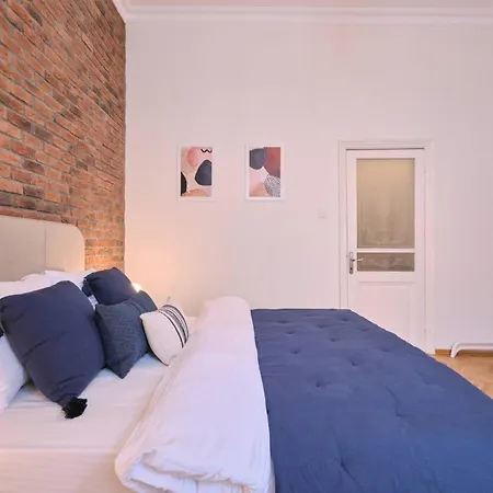 Historical Building At The Iconic Tram Street, 3br * İstanbul