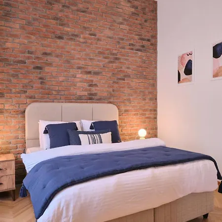 Daire Historical Building At The Iconic Tram Street, 3br