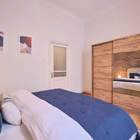 Historical Building At The Iconic Tram Street, 3br Daire İstanbul