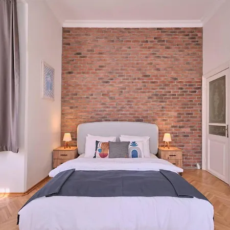 Historical Building At The Iconic Tram Street, 3br * İstanbul