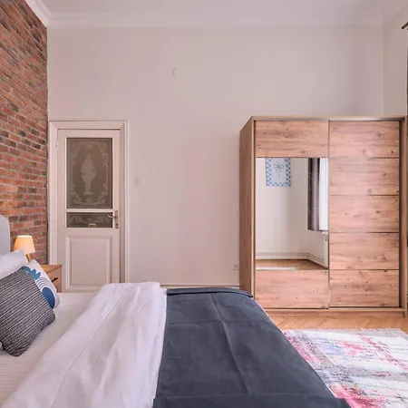 Historical Building At The Iconic Tram Street, 3br *