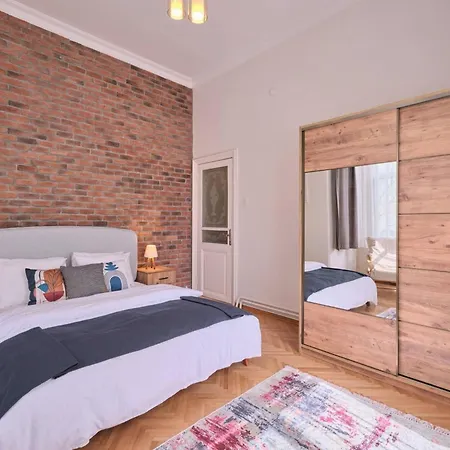 Daire Historical Building At The Iconic Tram Street, 3br İstanbul
