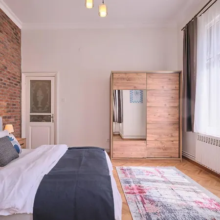 Historical Building At The Iconic Tram Street, 3br * İstanbul
