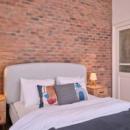 Historical Building At The Iconic Tram Street, 3br Daire *