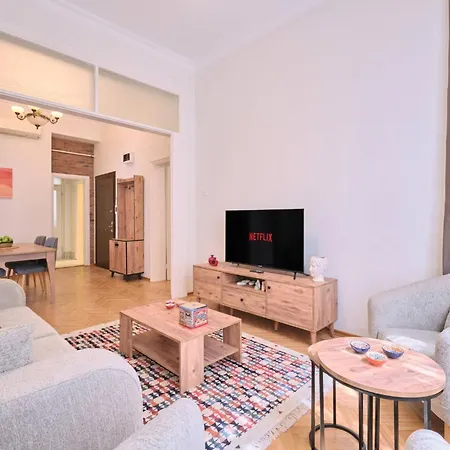 Daire Historical Building At The Iconic Tram Street, 3br *