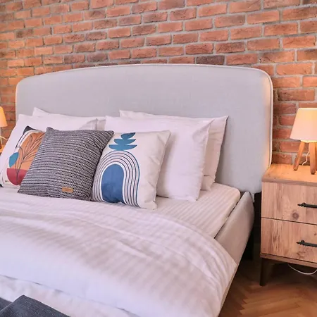 Historical Building At The Iconic Tram Street, 3br Daire