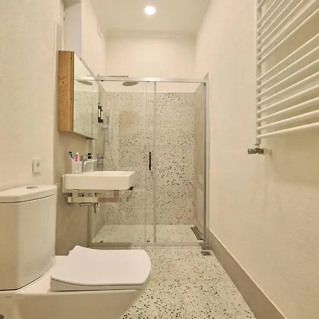 Historical Building At The Iconic Tram Street, 3br *