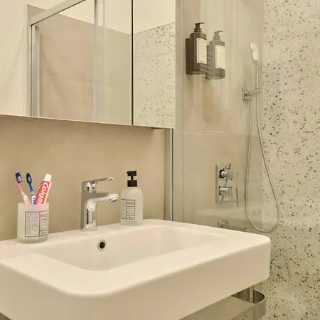 Historical Building At The Iconic Tram Street, 3br Daire *