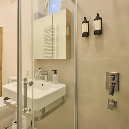 Historical Building At The Iconic Tram Street, 3br * İstanbul