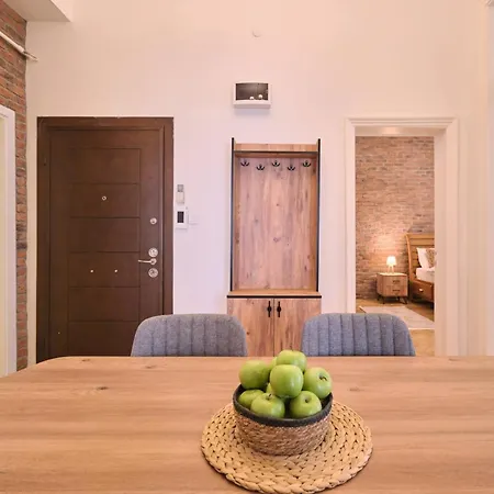 Historical Building At The Iconic Tram Street, 3br *