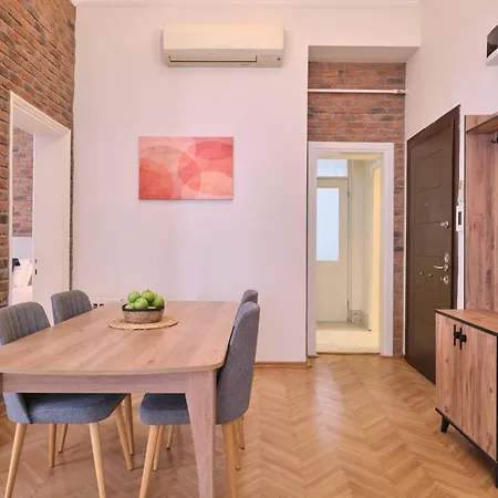 Historical Building At The Iconic Tram Street, 3br Daire İstanbul